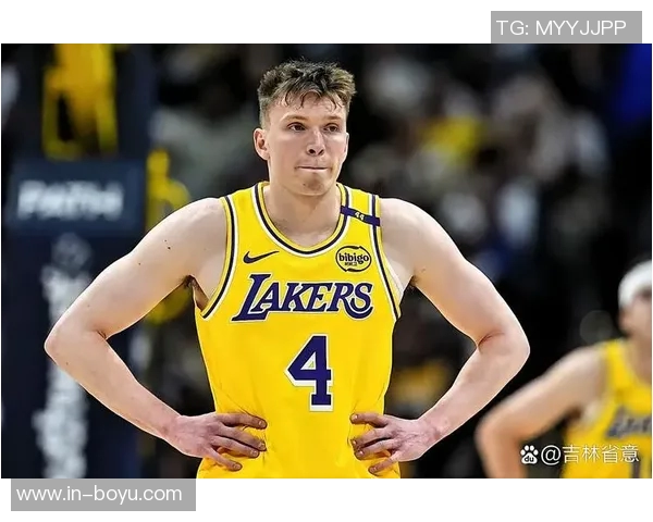 德里克怀特半场表现低迷仅得2分赛季状态引发球迷热议 德里克怀特半场表现低迷仅得2分赛季状态引发球迷热议